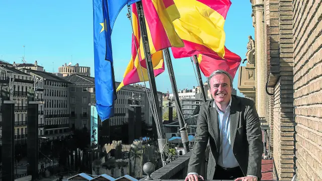 El portavoz del PP y candidato a la alcaldía, Jorge Azcón, en el balcón del Ayuntamiento de Zaragoza.