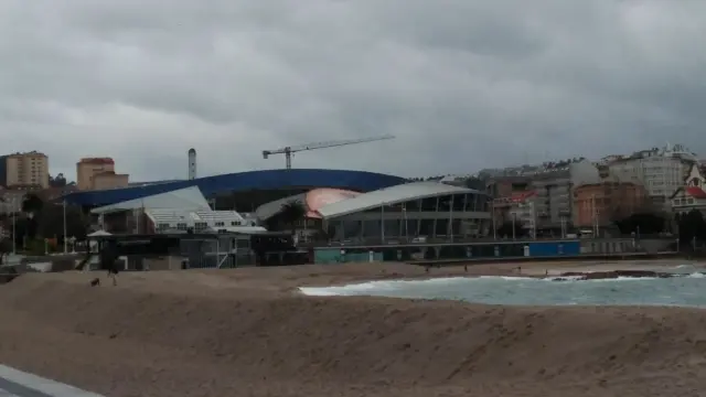 El estadio de Riazor, recién remodelado de nuevo, al mediodía de este domingo desde la playa.