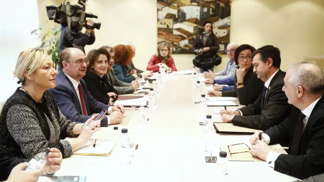 La ministra Ribera, junto a representantes del Gobierno de Aragón y agentes sociales
