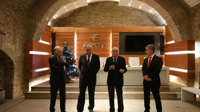 El equipo directivo de Ibercaja, en la tradicional copa de Navidad, con los medios de comunicación