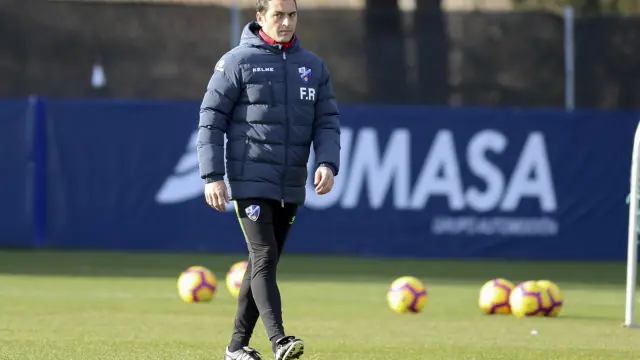 Francisco, técnico de la SD Huesca, durante el entrenamiento del pasado lunes.