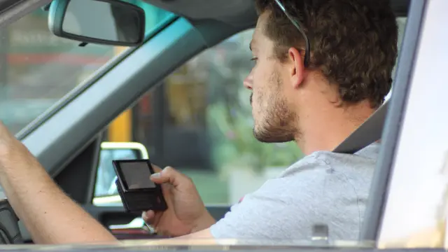 Utilizando el móvil al volante se puede perder mucho más que los puntos del carné de conducir