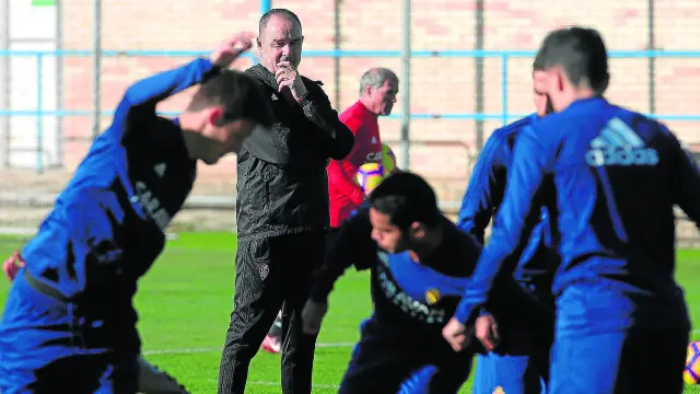 Víctor Fernández, pensativo en el entrenamiento de ayer en la Ciudad Deportiva.