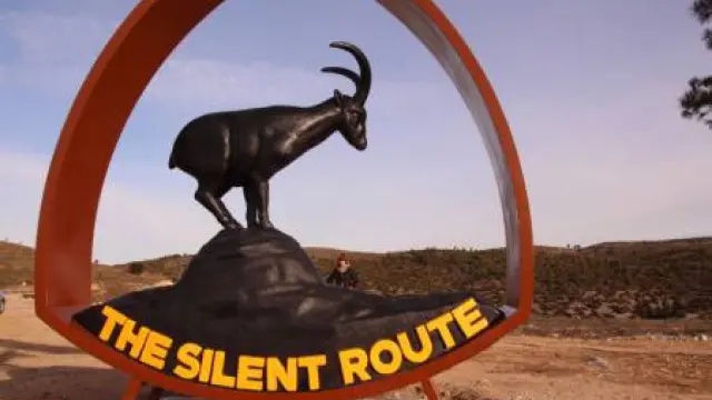 La cabra montesa de la Silent Route recibe a los conductores a su paso por Ejulve.