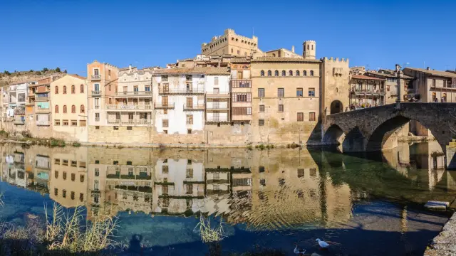 Preciosa imagen de Valderrobres reflejada en su río Matarraña.
