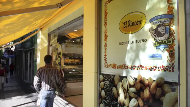 Un ciudadano pasa por delante de una de las tiendas de Frutos Secos El Rincón