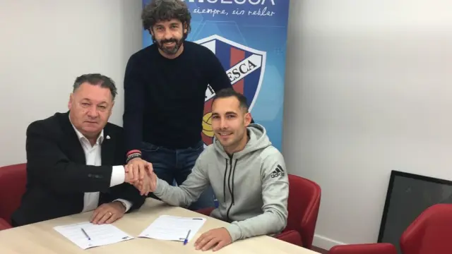 David Ferreiro firma su renovación junto a Agustín Lasaosa y Emilio Vega.