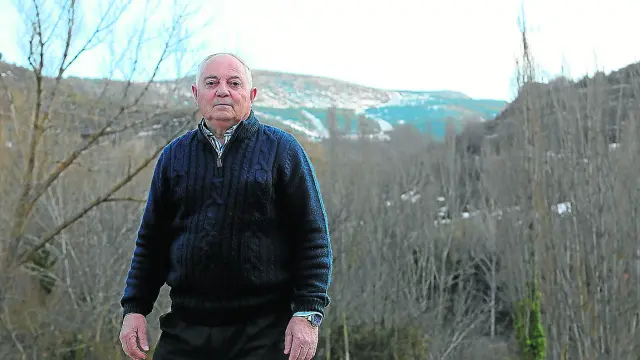 Ramón Gimeno, alcalde de Camarena de la Sierra. Al fondo, la poca nieve que hay en las pistas.