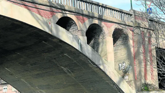 El puente de la Equivocación presenta un notable deterioro en sus elementos.