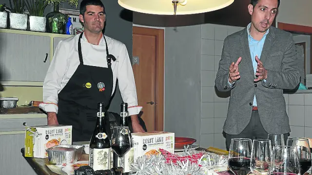 El cocinero Javier Robles y Diego Franco, de márquetin de Pastores, en la presentación del Roast Lamb.