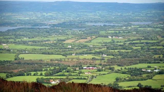 Tierras Altas del Boho, en Irlanda del Norte, donde se ha hallado el antídoto para superbacterias en su suelo 'medicinal'.