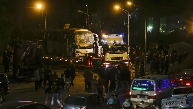 El autobús que sufrió el atentado en Giza
