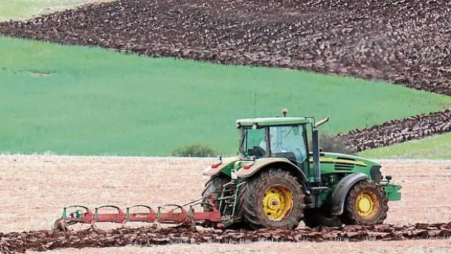 Foto de archivo de un agricultor preparando la tierra para la siembra.