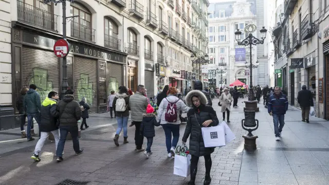 Los aragoneses aprovecharon ayer para hacer las últimas compras. En la foto, el centro de Zaragoza.