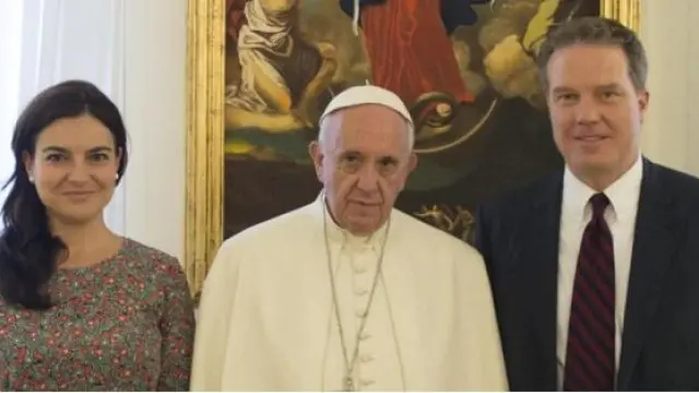 El papa Francisco, junto a los dos portavoces que han dimitido
