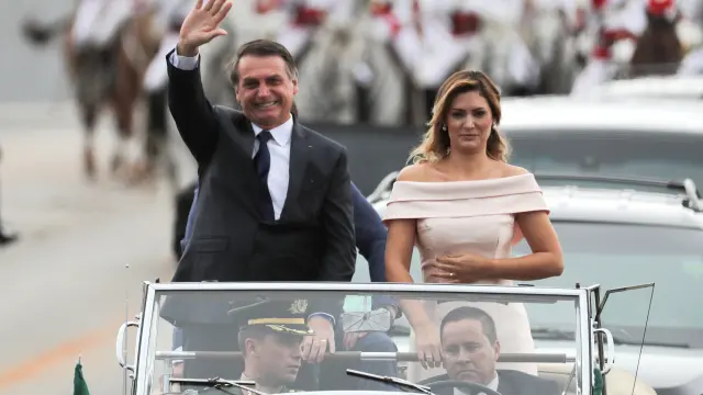 El nuevo presidente brasileño, Jair Bolsonaro, saluda junto a su esposa, Michelle, a bordo de un Rolls Royce.