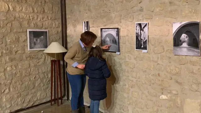 Varios visitantes contemplan algunas de las fotografías que forman parte de esta muestra.