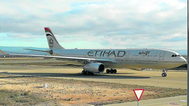 Cuatro aviones de Abu Dabi en dos días. Cuatro aviones de Abu Dabi en dos días. Cuatro aviones de pasajeros A330 de la compañía Etihad llegaron al aeropuerto de Teruel procedentes de Abu Dabi, la capital de los Emiratos Árabes, durante el último fin de semana de 2018 . Dos de las aeronaves aterrizaron el día 28 de diciembre y otras tantas el día 29.