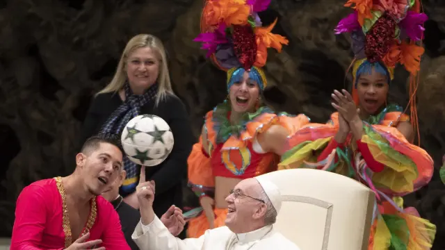 El Papa haciendo malabares con un balón
