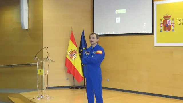 Pedro Duque, vestido de astronauta en el Ministerio