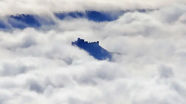 Un mar de niebla rodea el castillo de Montearagón, en la comarca de la Hoya de Huesca.