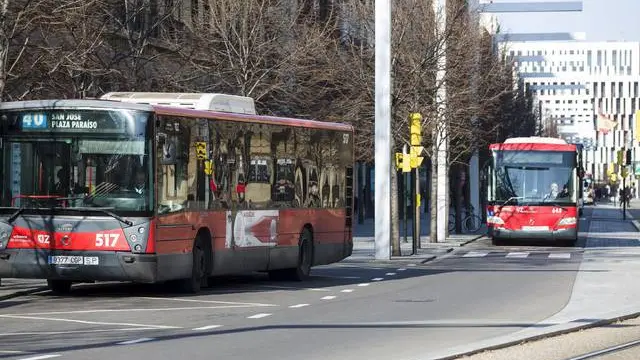 Autobuses circulando por el paseo de la Independencia.