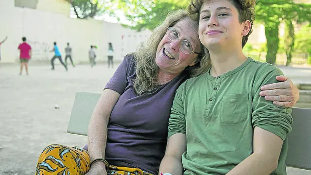 Gabriel y su madre Pilar posan en un parque de Calatayud.