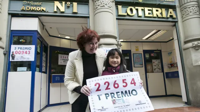 Isabel Lalmolda y su hija Irene en la administración nº1, del Coso en Zaragoza poco después de conocer que habían repartido parte del primer premio de la lotería del Niño en 2016.