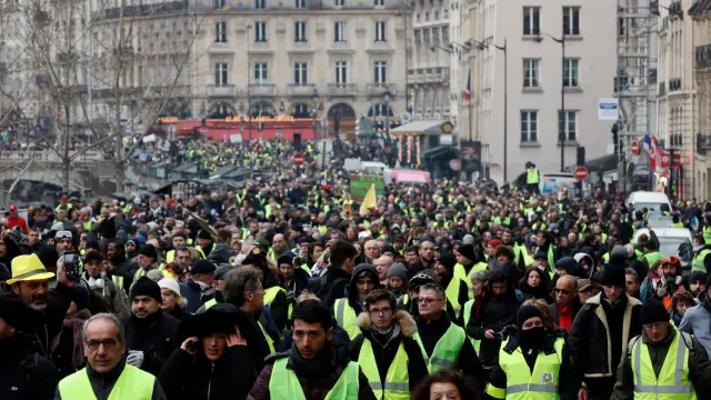 Miles de 'chalecos amarillos' protestan en Francia por octava semana consecutiva