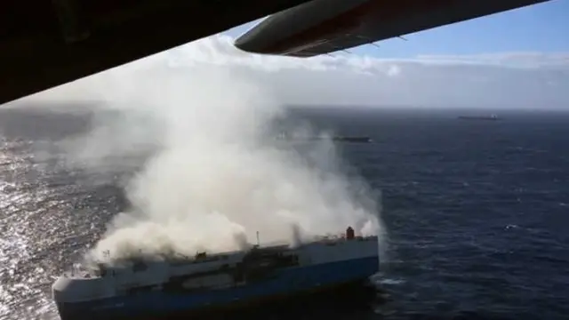 Cuatro muertos y un desaparecido en el incendio de un barco cargado de vehículos en el Pacífico