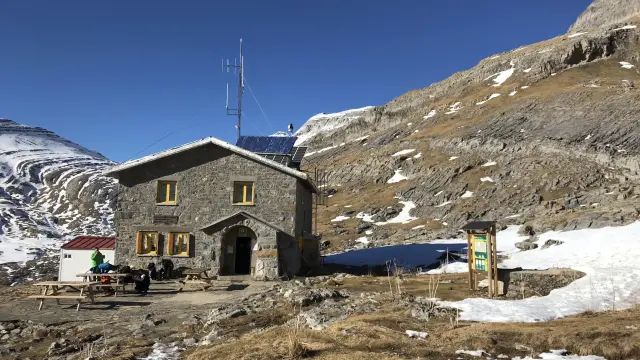 Aspecto que ofrece el refugio de Góriz actualmente, sin apenas nieve pese a estar a 2.200 metros