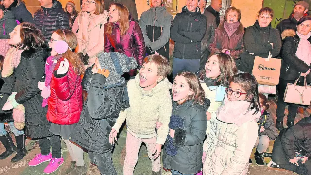 El frío no impidió que los niños de Huesca saludaran y gritaran a los Reyes Magos al paso de la cabalgata