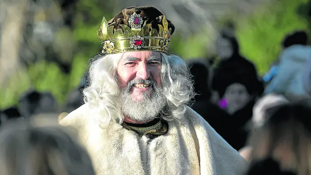 El rey Melchor, ayer durante el recibimiento que los niños le brindaron en el parque Grande