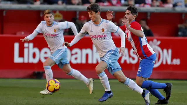 Gual inicia una contra, con Guti acompañándole como centrocampista/extremo derecho, en la primera parte del partido de Gijón este sábado.