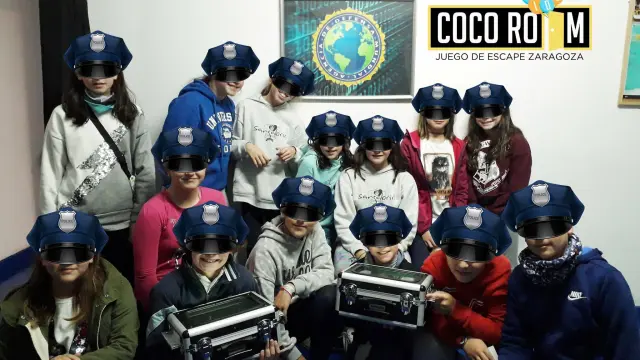 Participantes en la "Escuela de cadetes" en la sala de escape Coco Room, en Zaragoza.