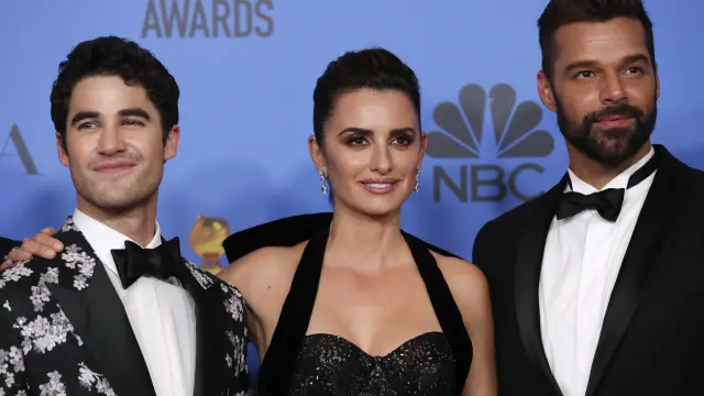 Darren Criss, Penelope Cruz y Ricky Martin posan en la gala de entrega de la 76 edición de los Globos de Oro