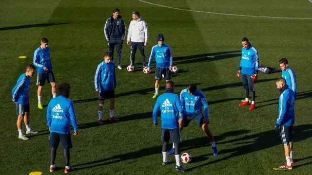 Los jugadores del Real Madrid durante el entrenamiento de este martes.