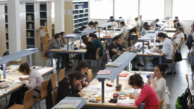 Foto de archivo de algunos estudiantes en la biblioteca María Moliner de la Universidad de Zaragoza