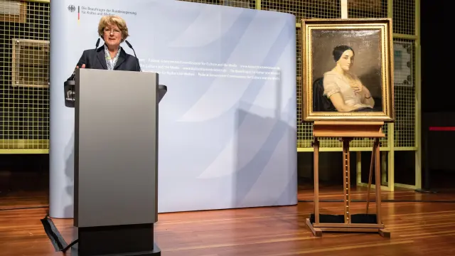 La ministra de Cultura, Monika Gruetters, hizo entrega de la obra 'Retrato de una joven sentada'.