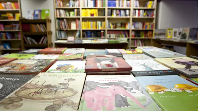 Sección de literatura infantil en la librería Los Portadores de Sueños.