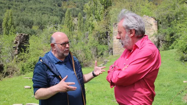 Julio Llamazares (derecha) conversa con Antón Castro en Ainielle.