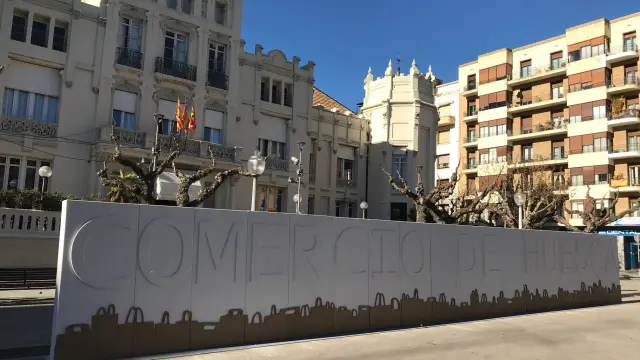 La asociación ha unido las letras repartidas por la ciudad para formar las palabras 'Comercio de Huesca'