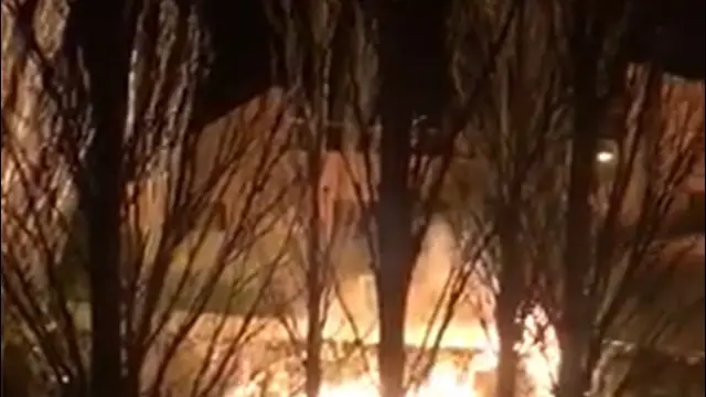 Imagen captada por un vecino de los contenedores ardiendo junto a las piscinas de San Juan de Mozarrifar.