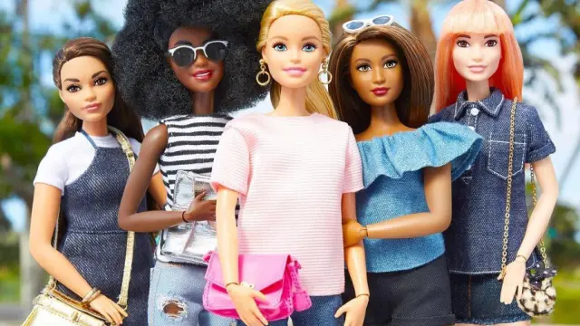 Varios modelos de Barbie.