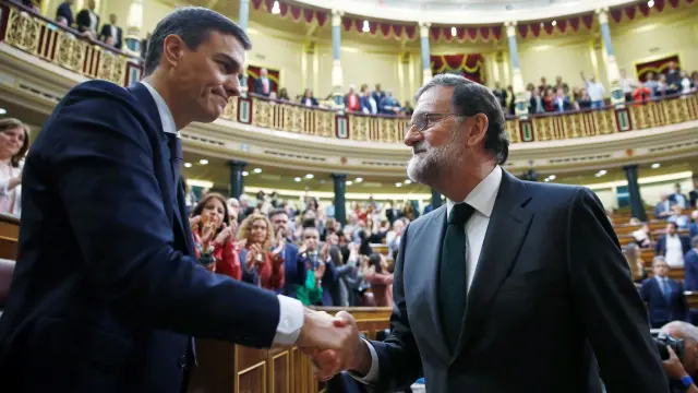 Pedro Sánchez y Mariano Rajoy, durante la moción de censura del año pasado