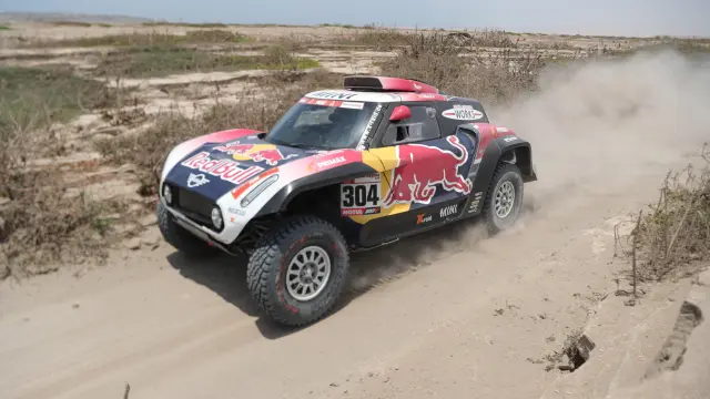 El francés Stéphane Peterhansel conduce su Mini durante la tercera etapa del Rally Dakar 2019.