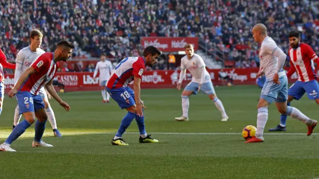 Pombo lleva la pelota en un ataque del Real Zaragoza en el último partido, el disputado en Gijón el pasado sábado ante el Sporting, con victoria por 1-2.