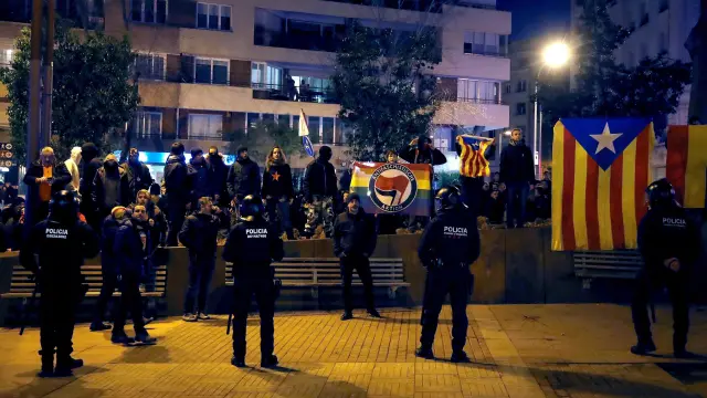 Unas 400 personas boicotean un acto de Vox en Barcelona.