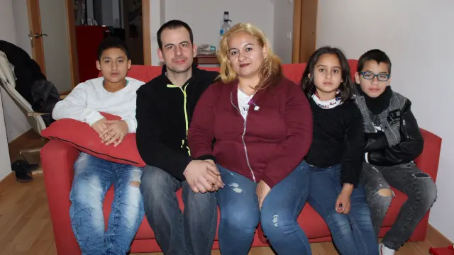 Marinela con tres de sus cuatro hijos (falta el pequeño) y su pareja.