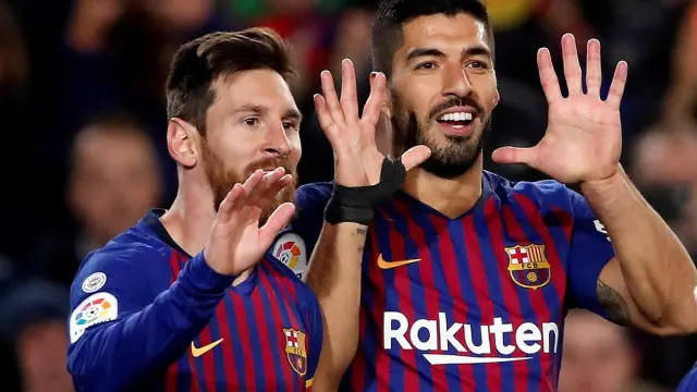Messi y Suárez festejan el gol.